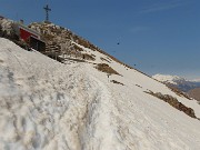 38 Al Rif. Azzoni (1860 m) con vista sulla croce di Punta Cermenati(1875 m)